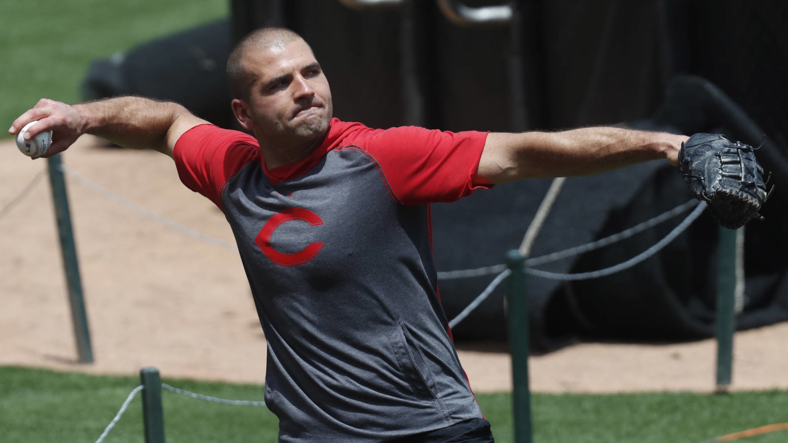 Votto, other Reds players kneel during national anthem 