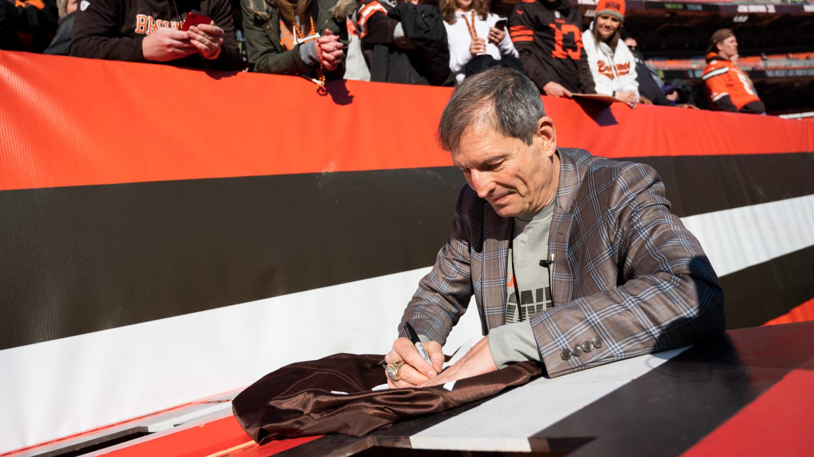 Browns ban Bernie Kosar from team activities for betting