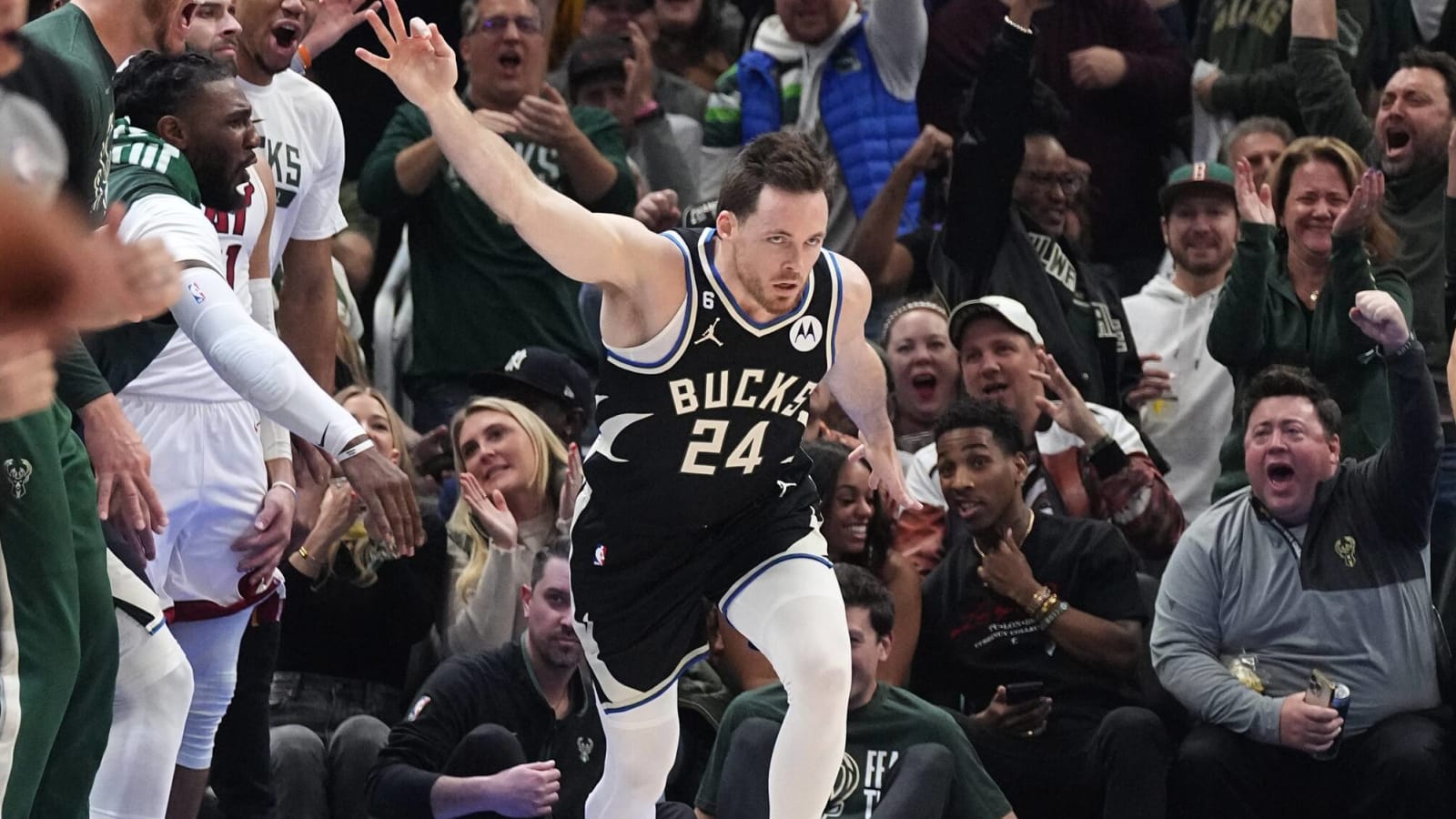 Bucks tie playoff record in blowout win over Heat