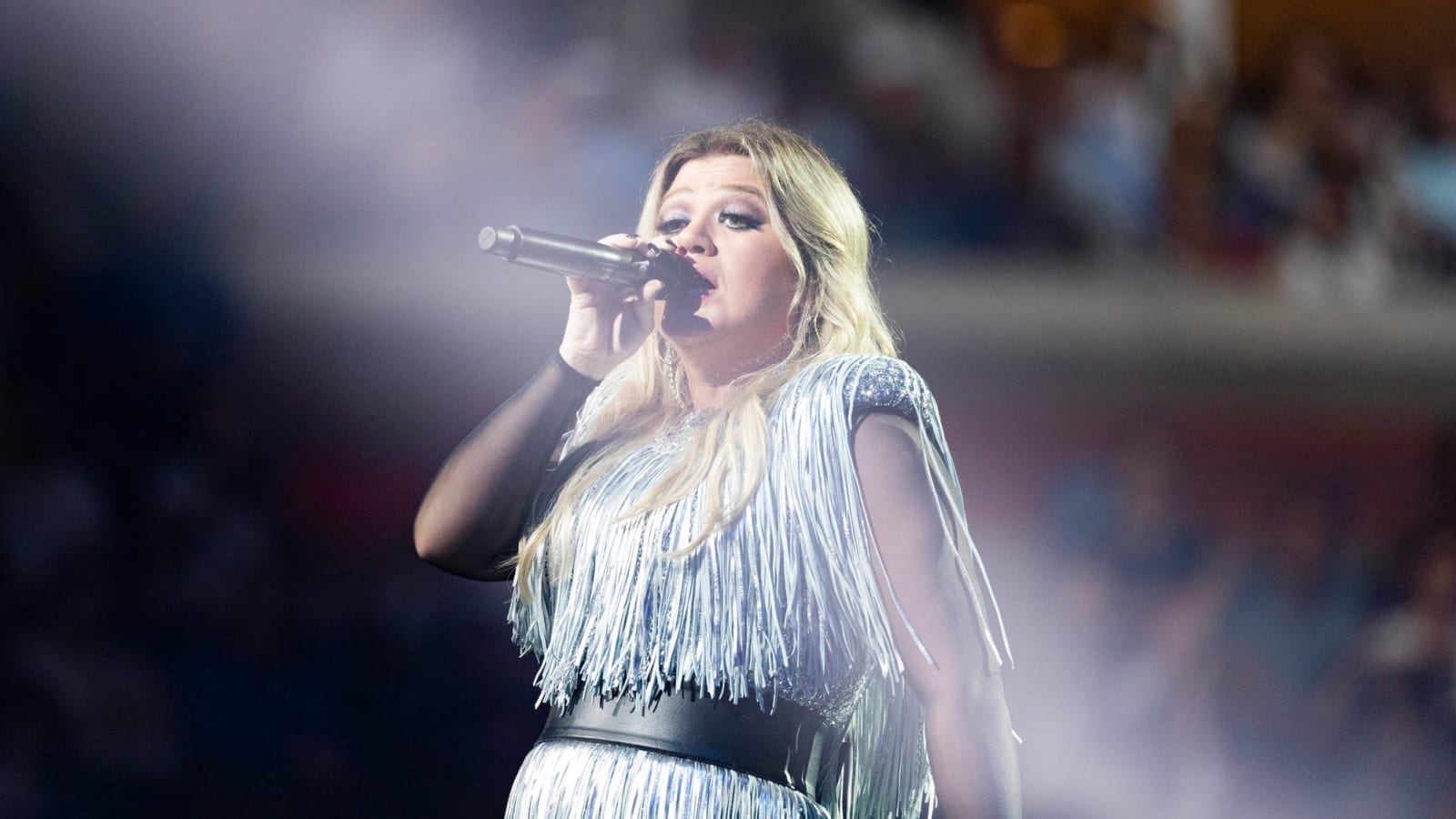 Kelly Clarkson performs stirring 'The Dance' tribute for Garth Brooks at Kennedy Center Honors