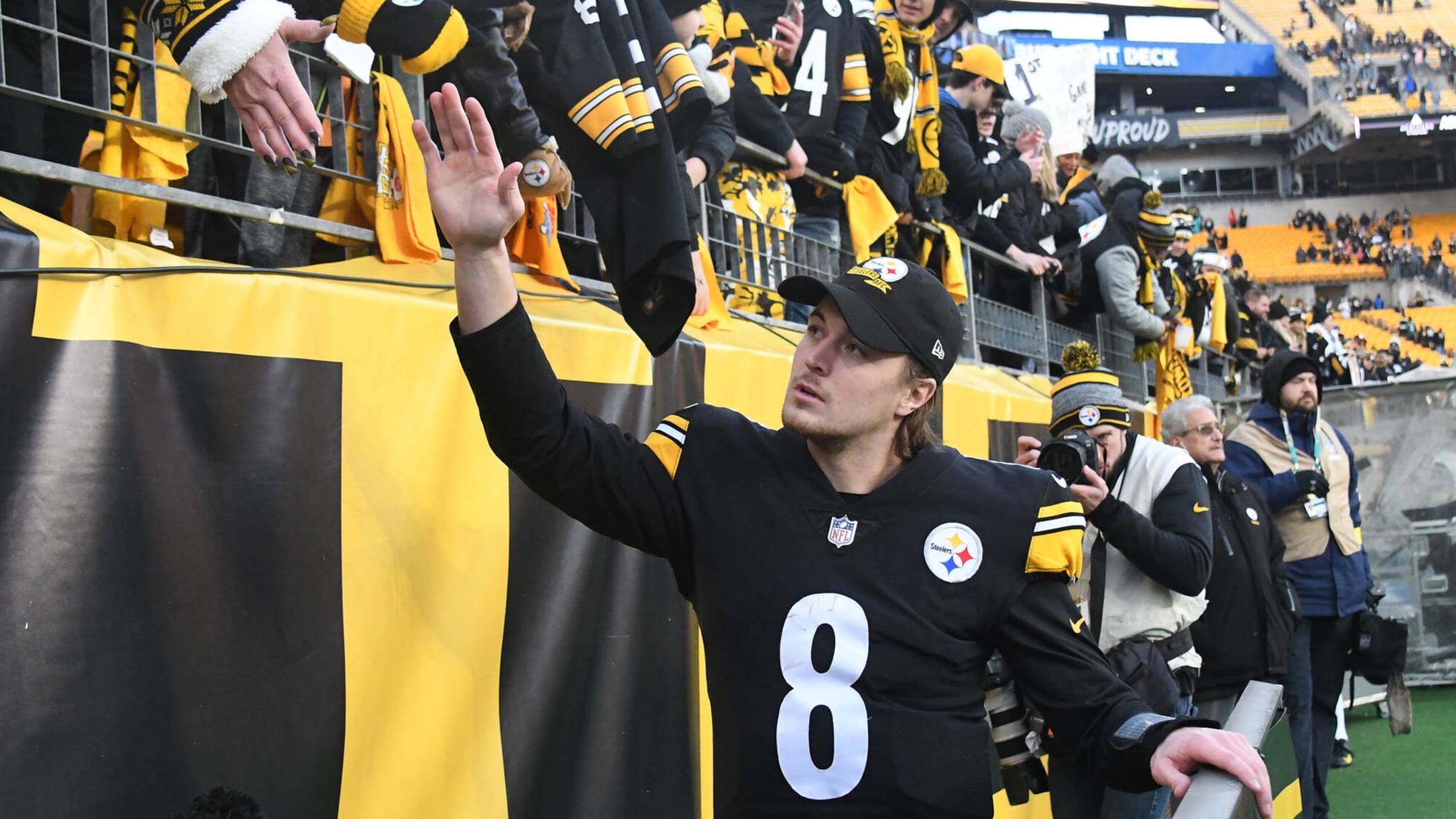 Steelers' Kenny Pickett Absolutely Slams A Beer With Luke Combs; Plus A Duck  Hodges Appearance At Acrisure Stadium