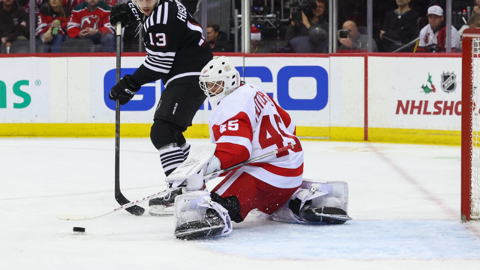 Hutchinson Rare Right Choice Among Red Wings Netminders