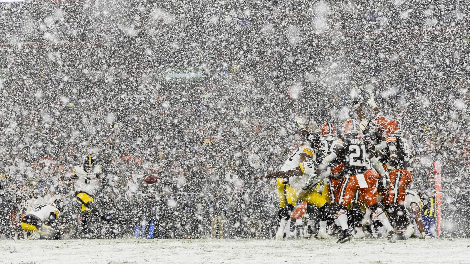 Wild video of snow coming down in Steelers-Browns ‘TNF’ game goes viral