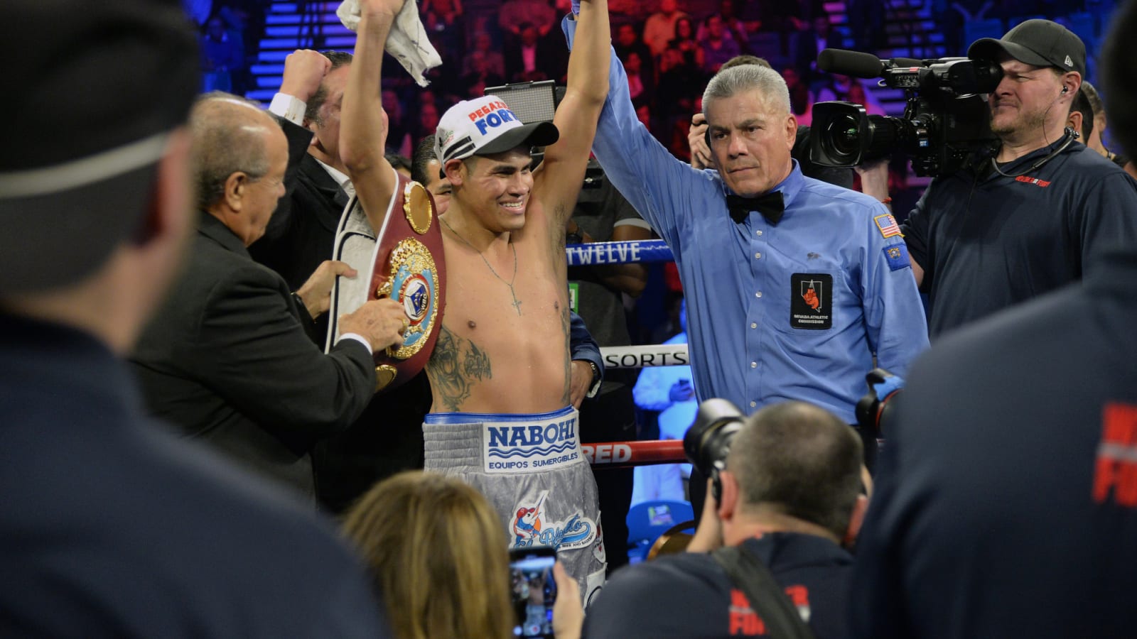 Emanuel Navarrete Repeatedly Drops, Stops Óscar Valdez in Rematch