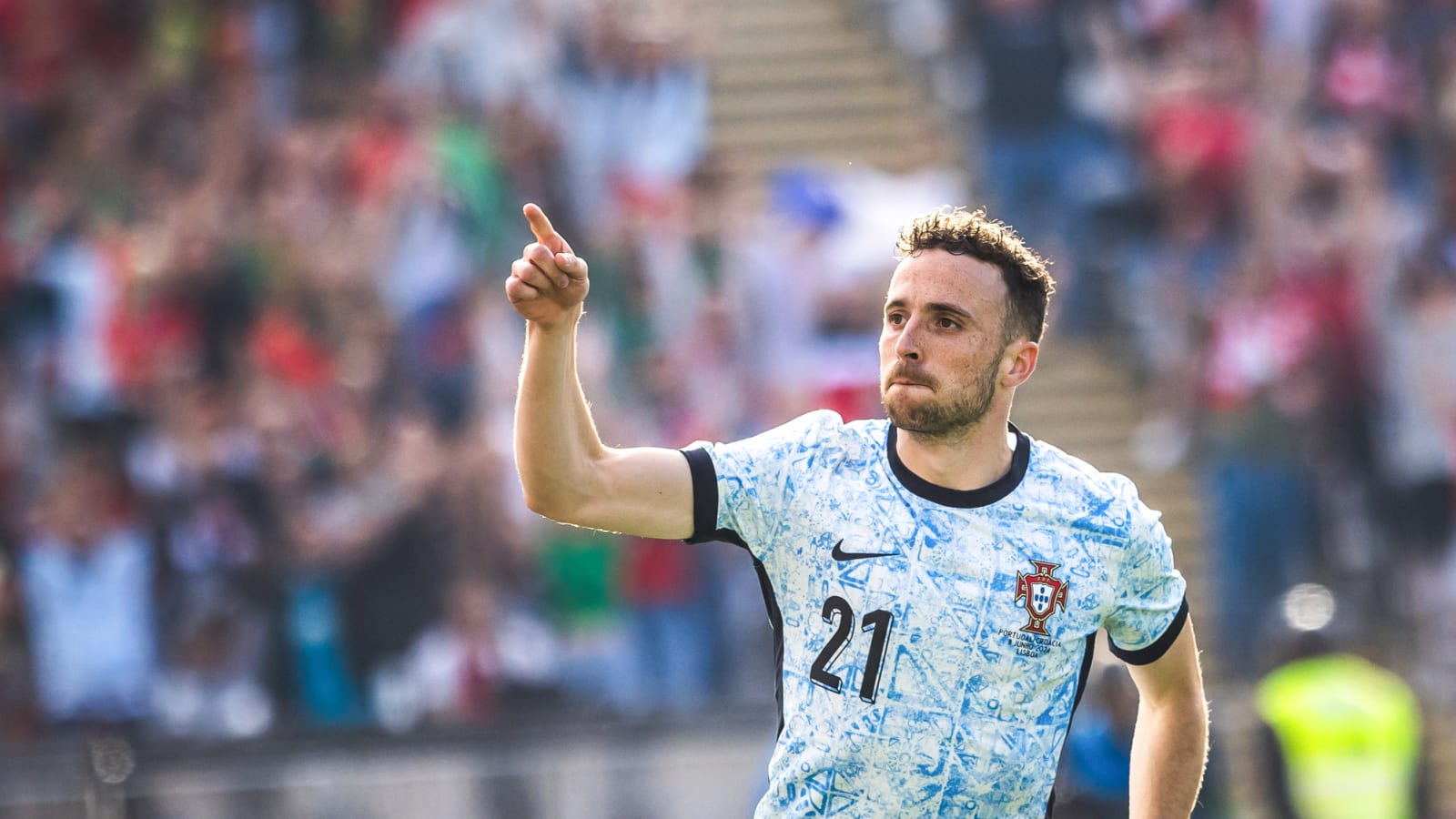 What Diogo Jota did to Ronaldo in Portugal training drew crowd reaction amid chaotic scenes