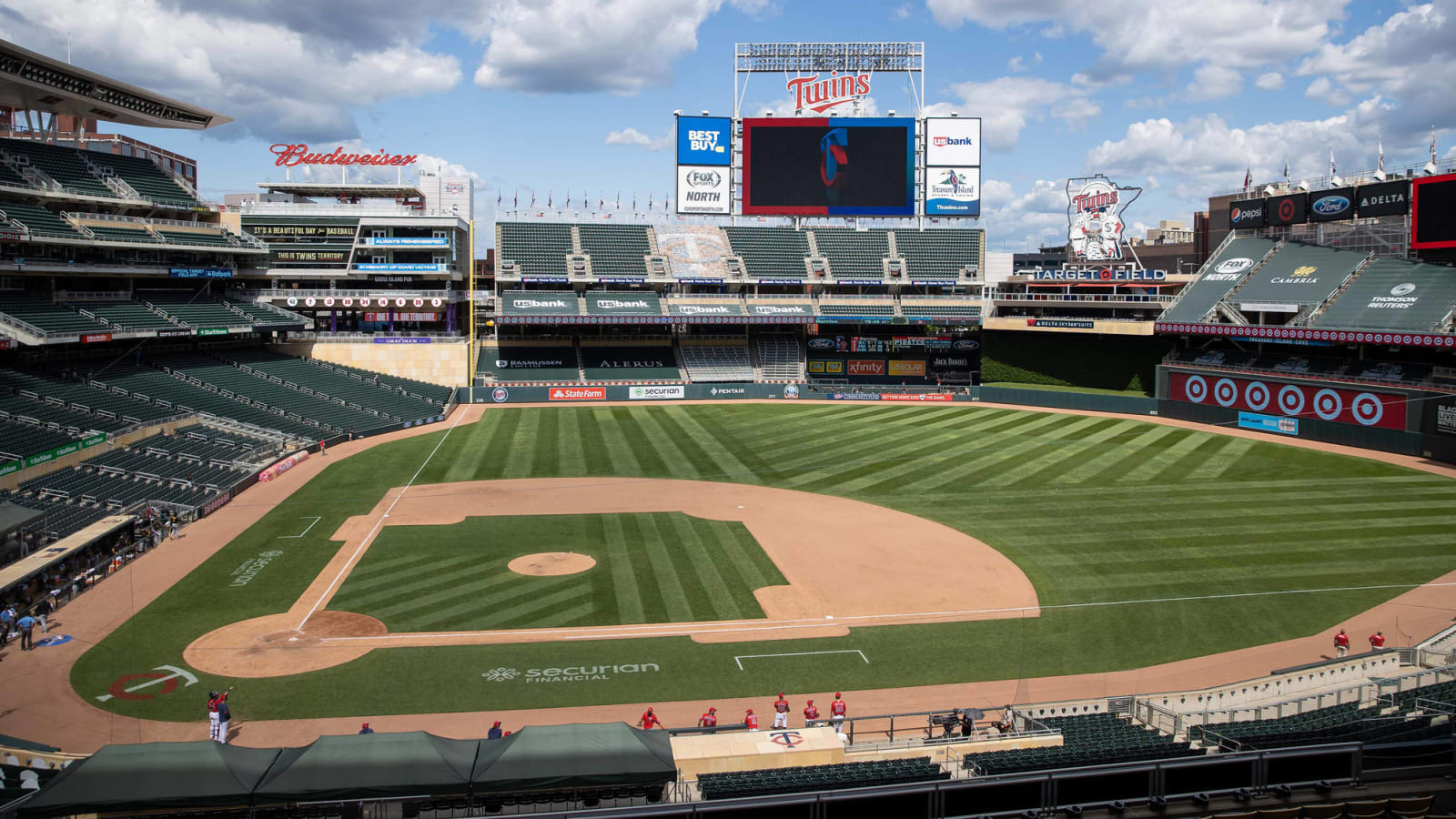 Pirates-Twins game briefly delayed by drone 