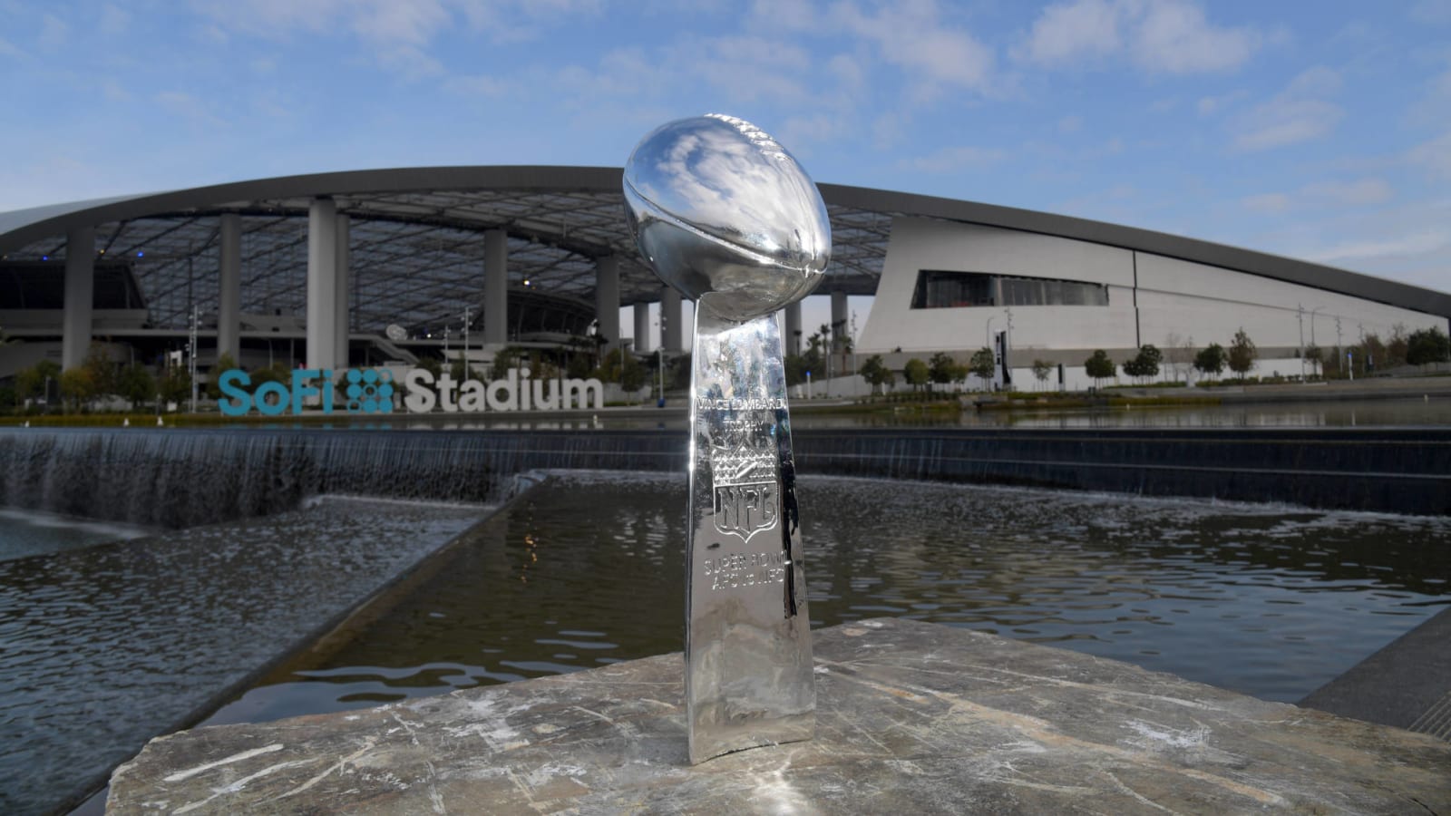 Vince Lombardi hologram makes speech before Super Bowl