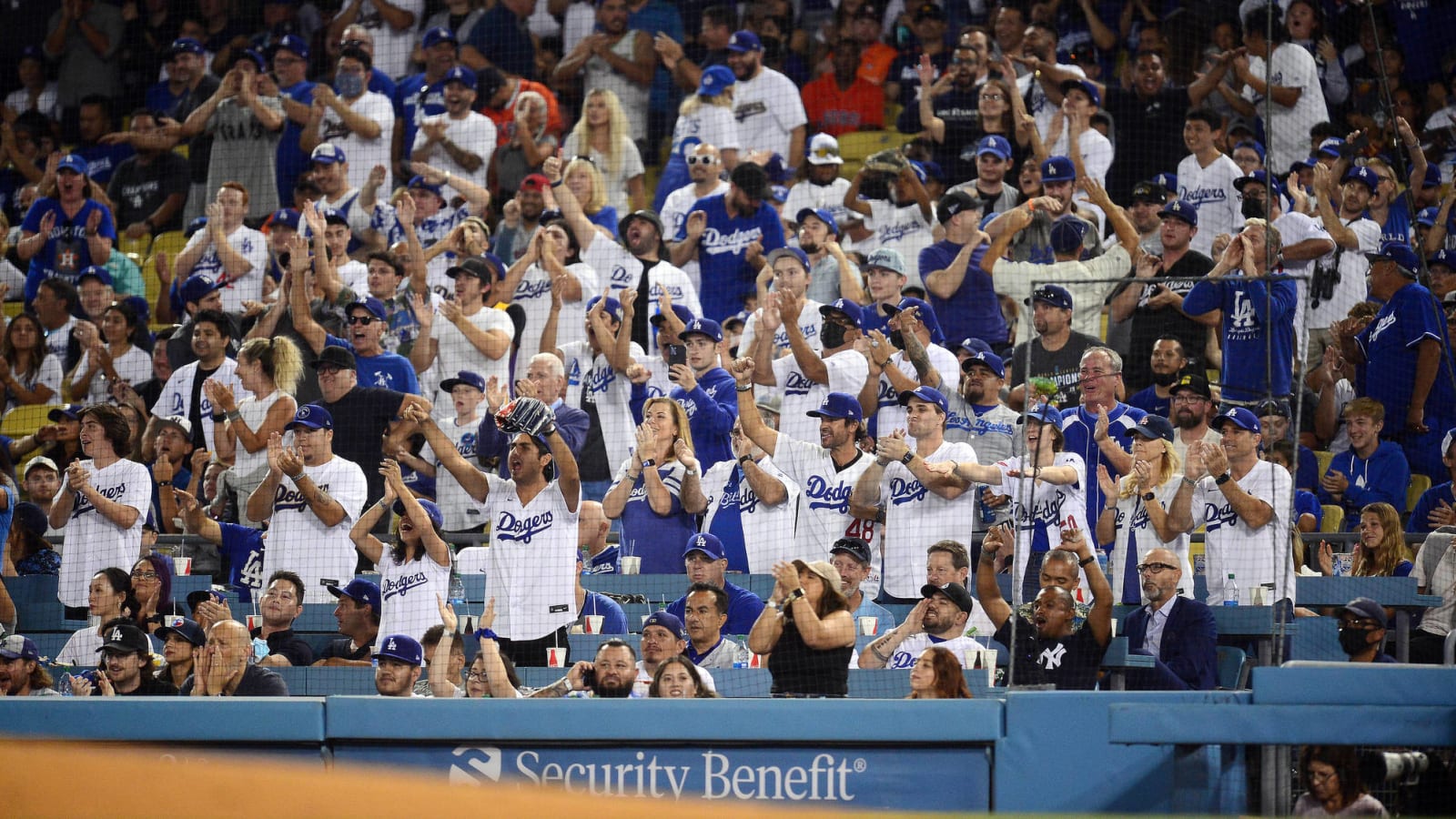 Dodgers fan handed out anti-Astros chant cards before game