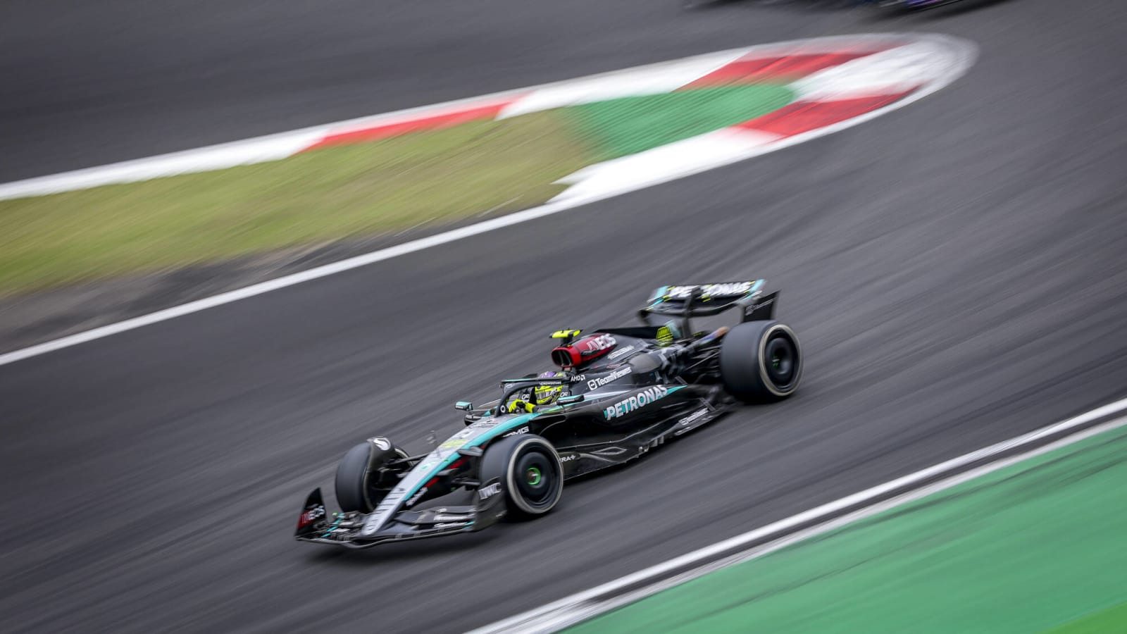 Lewis Hamilton rants over 'worst' soft tire stint after pitting 7 laps earlier than planned in the Chinese GP