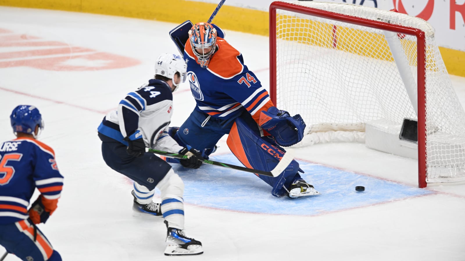Oilers’ Late Rally Falls Short After Stuart Skinner Injury vs Stars
