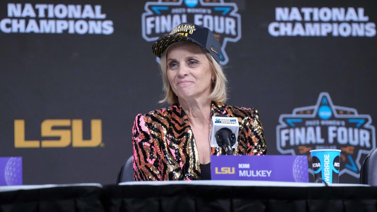 LSU agrees to extension with Kim Mulkey