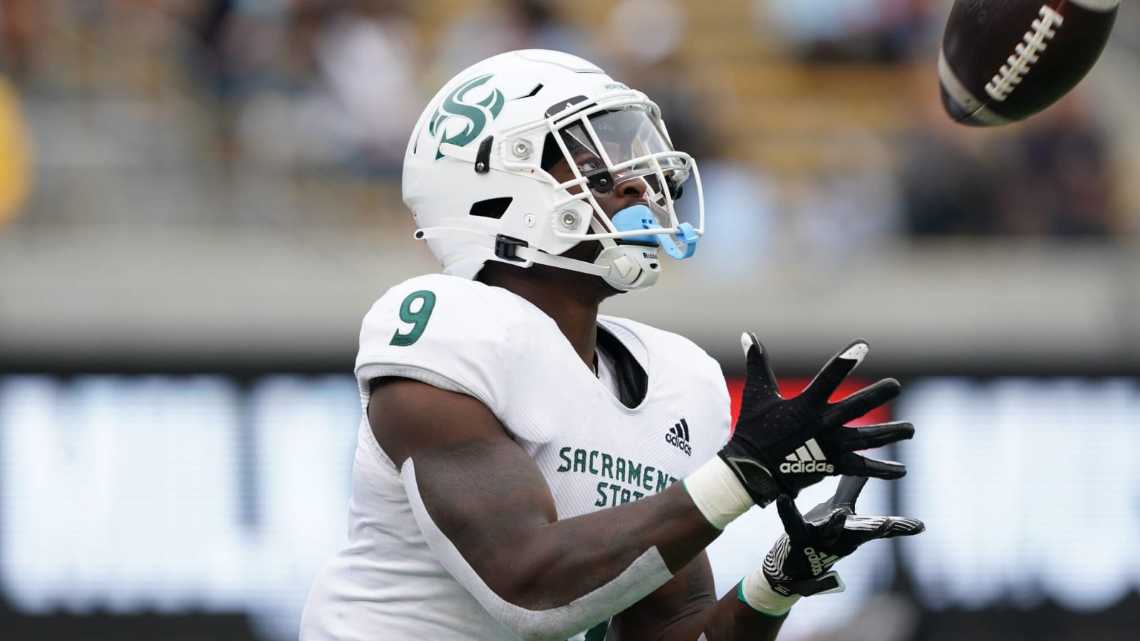 College RB grabs fan’s beer after scoring touchdown