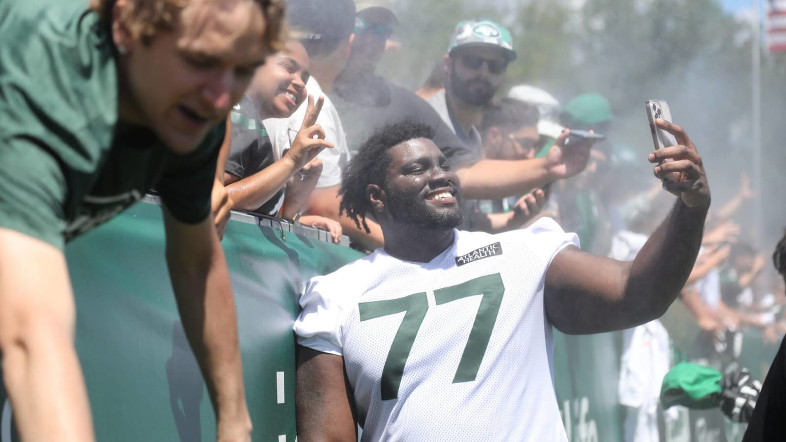 Jets OL goes viral for disrespectful gesture mid-play