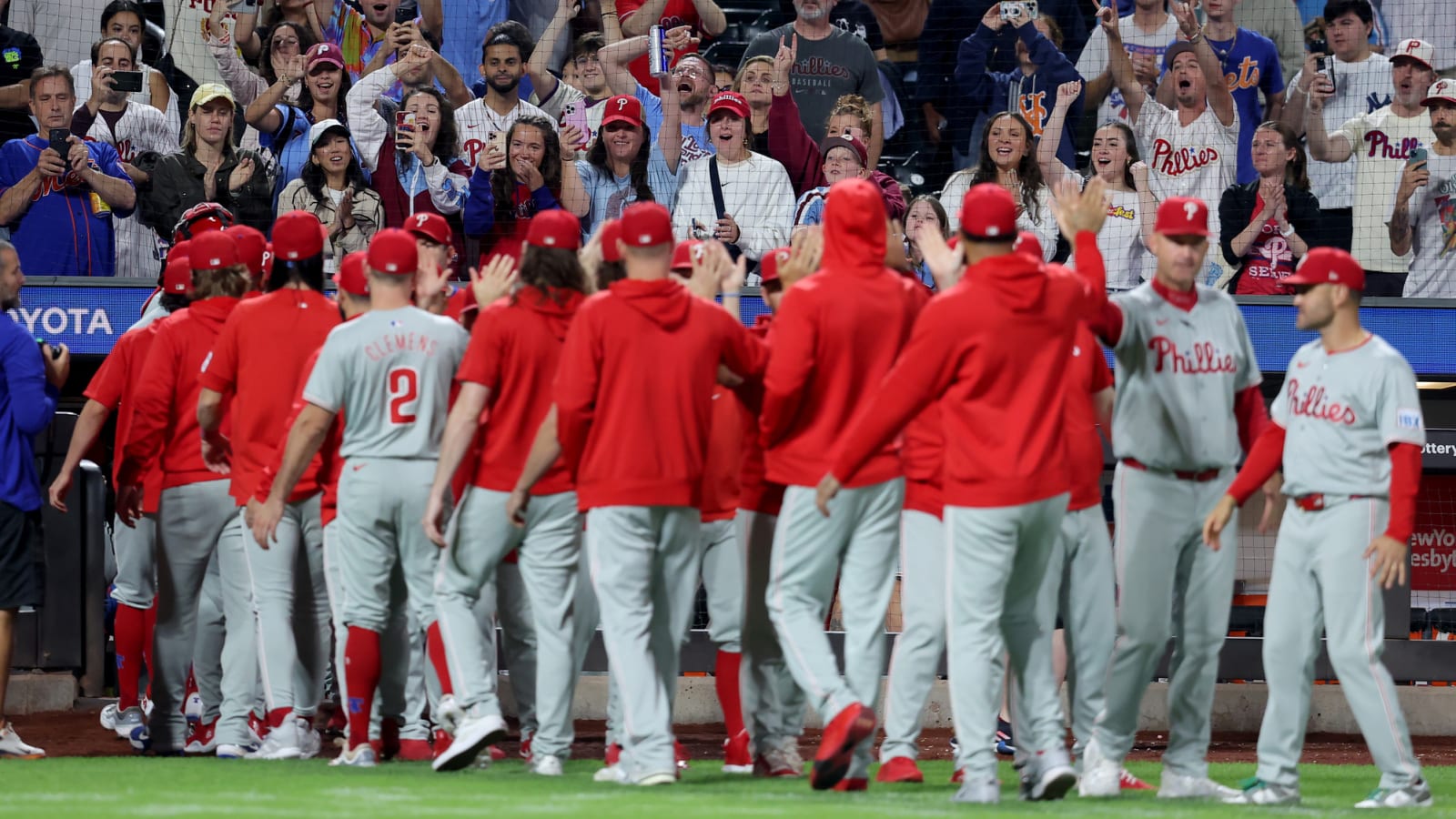 Phillies demolish rival Mets, clinch playoff spot
