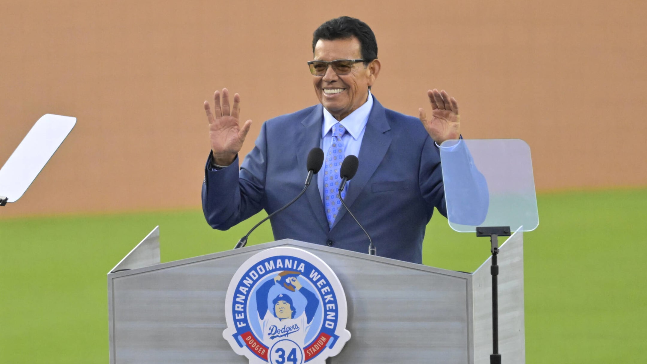 Dodgers' Fernando Valenzuela Becomes a U.S. Citizen