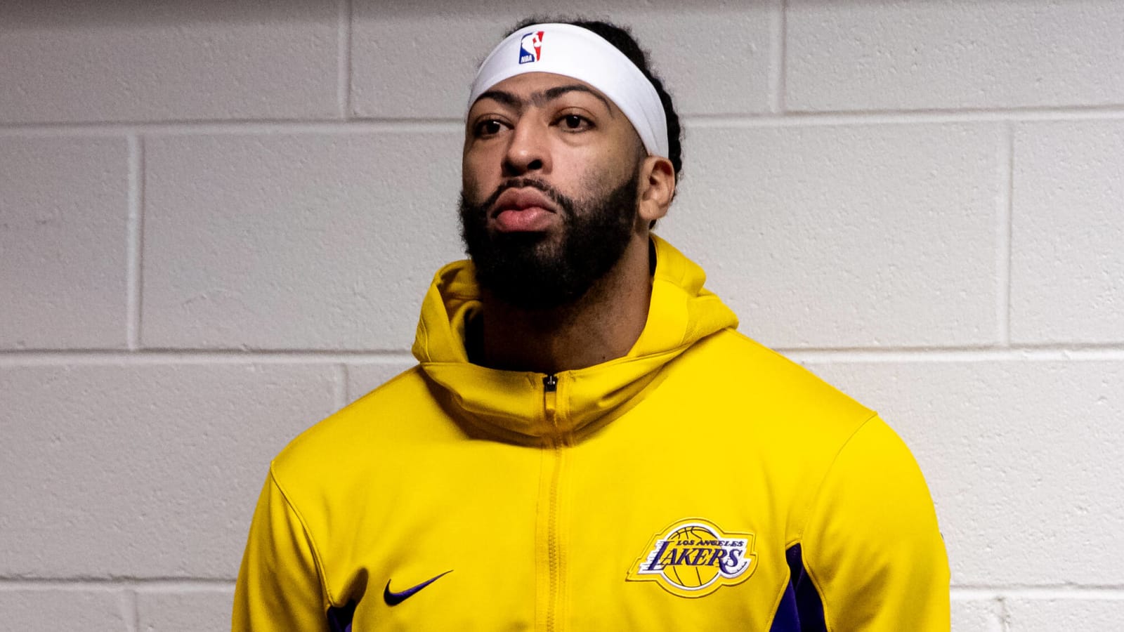 Los Angeles Lakers’ Anthony Davis Gets Brutally Honest About Player Involved in  Scary Play: ‘Not a Dirty Player’