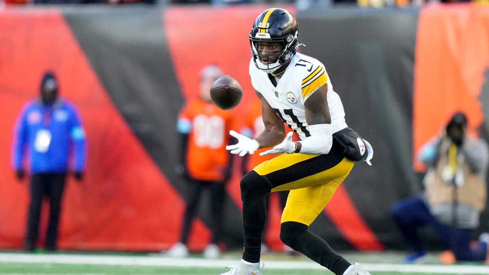 Titans to sign WR Van Jefferson