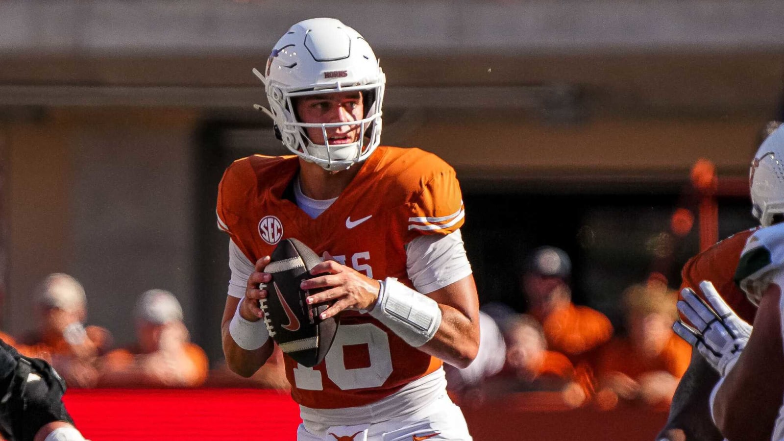 Michigan fans throw major shade at Texas QB Arch Manning with College GameDay sign