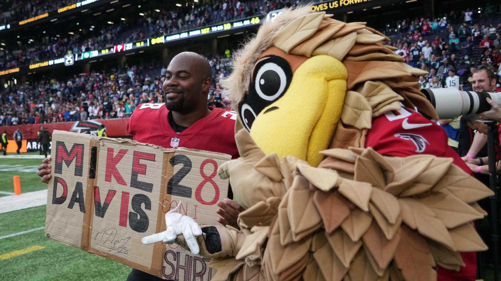 Watch: Falcons' mascot gets in shoving match with youth football player