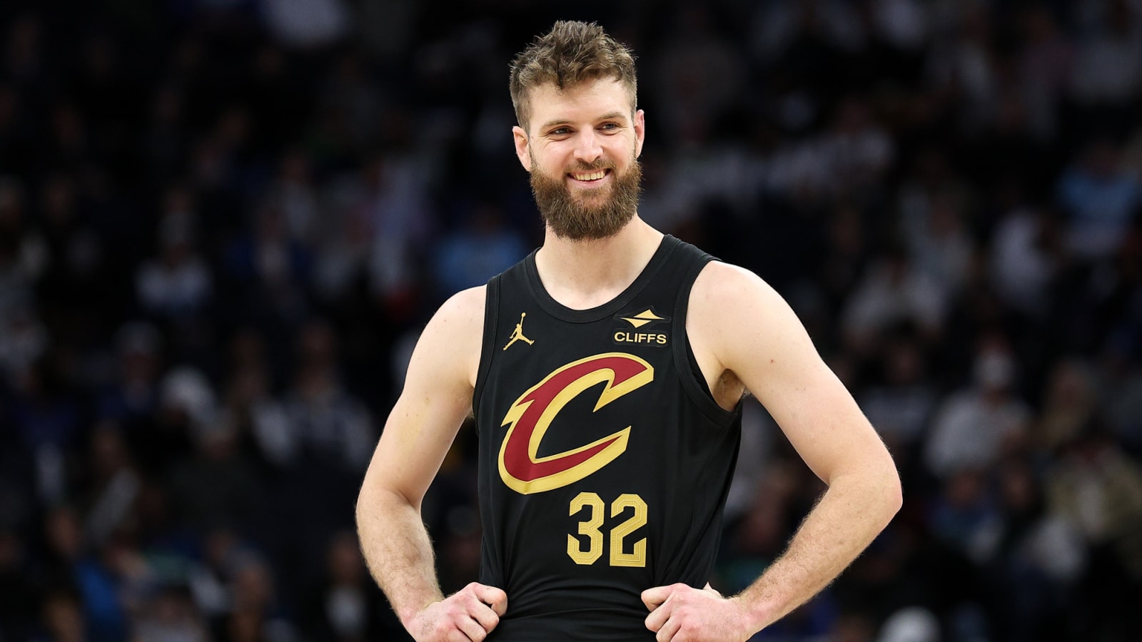Cavaliers starting forward suffers knee injury