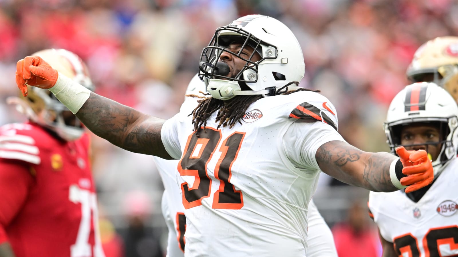Browns place DE on IR, activate OL 