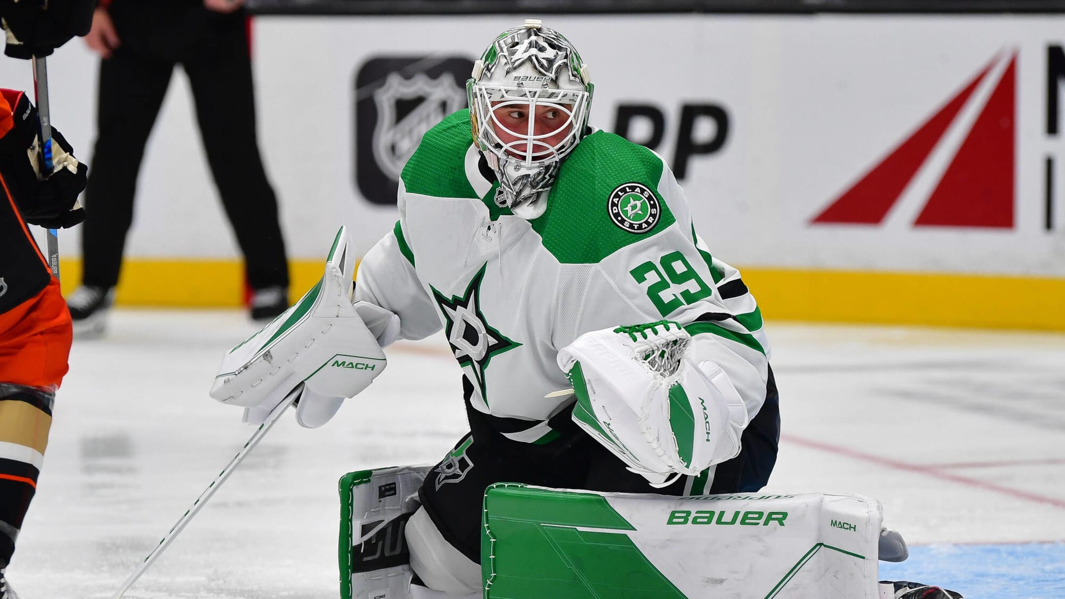 Stars beat Vegas 2-1 after shootout between division leaders