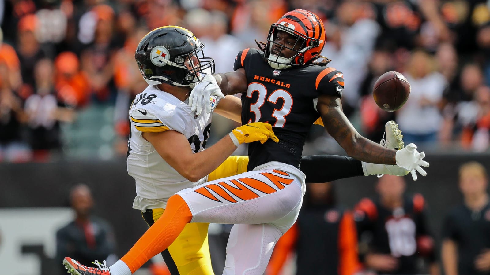 Falcons host Jessie Bates III former Bengals teammate on free agent visit