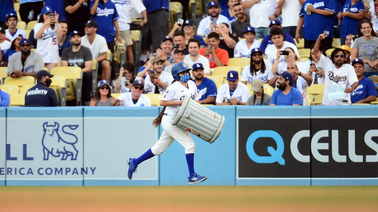 Boos, trash rain onto field at Dodgers-Astros game