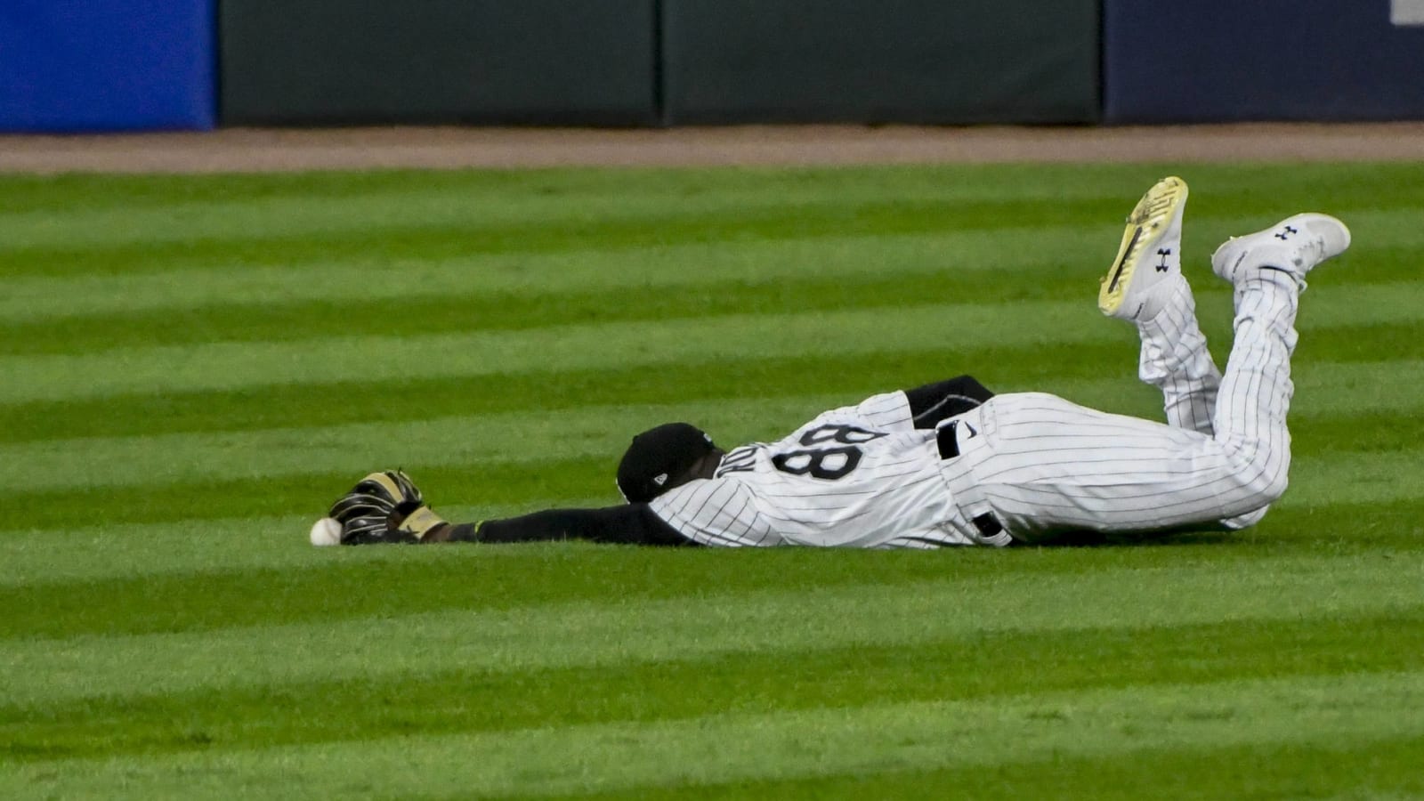 White Sox outfielder Luis Robert leaves game with apparent injury