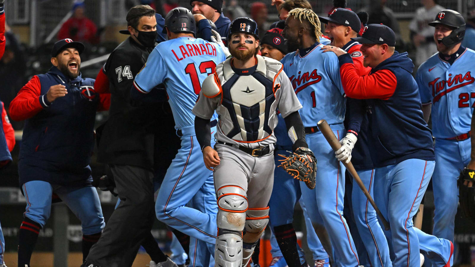 Twins walk-off Tigers 5-4 on wild two-run error