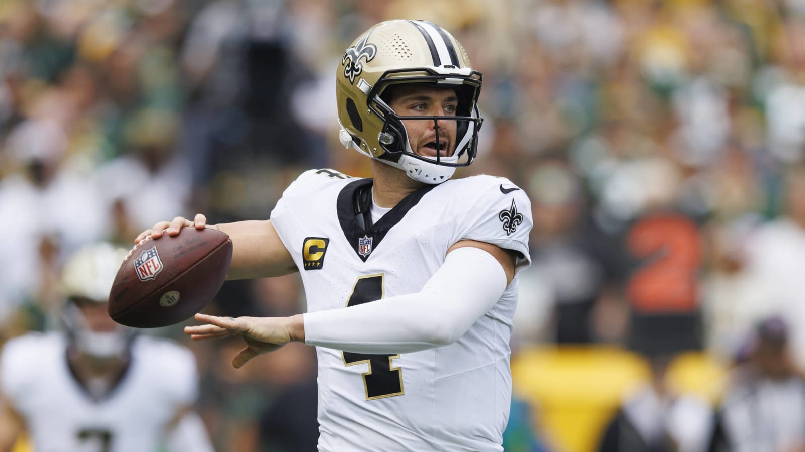 Saints QB Derek Carr leaves game with shoulder injury