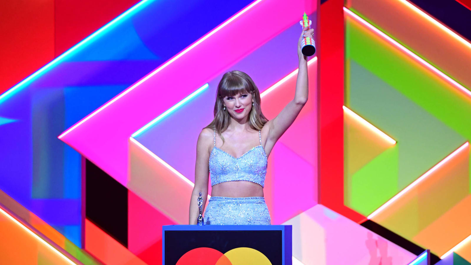 Taylor Swift accepts Global Icon Award