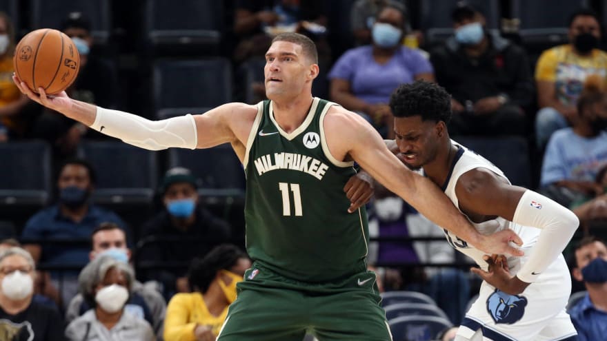 Bucks' Brook Lopez out indefinitely after back surgery