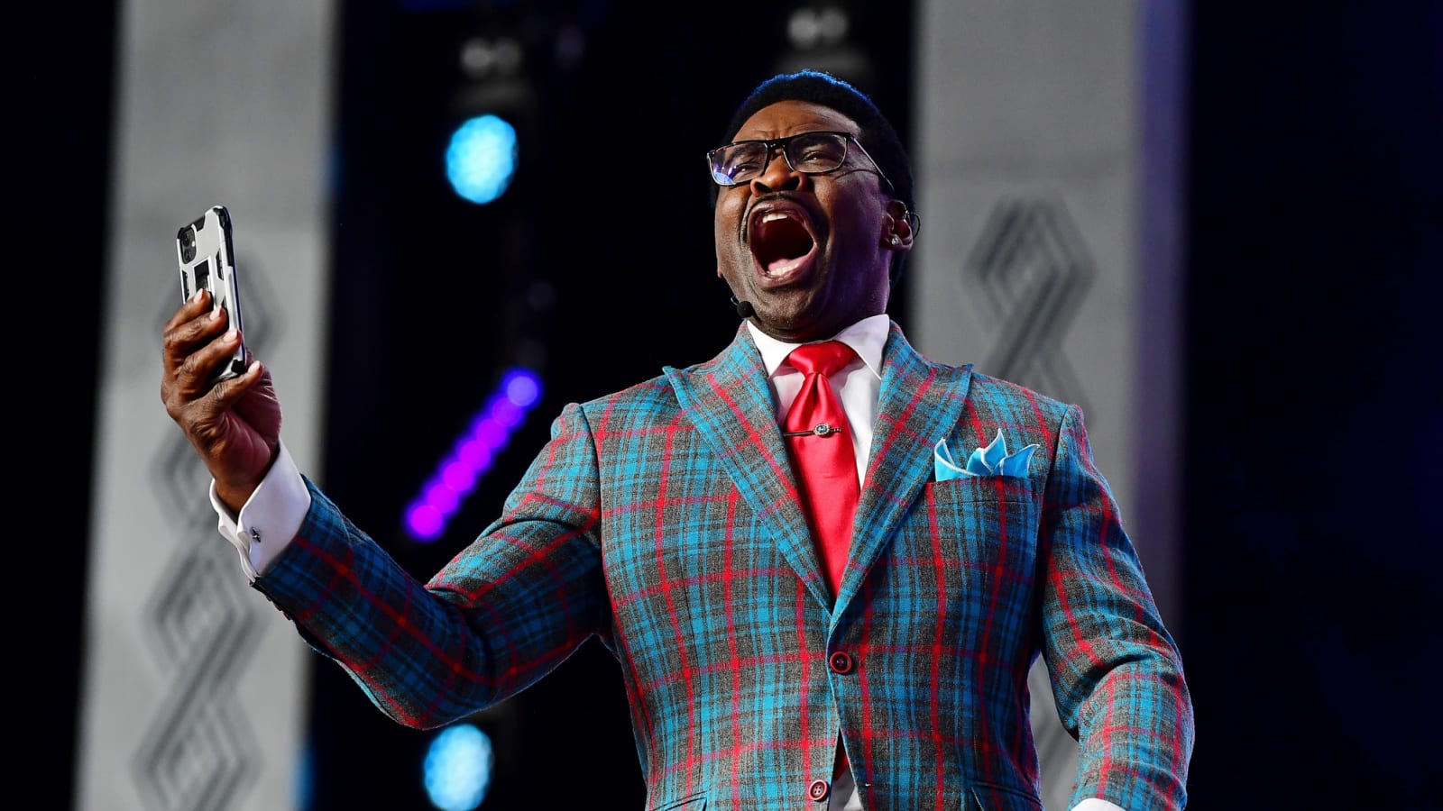 Watch: Michael Irvin was pumped up on the sideline during Miami game