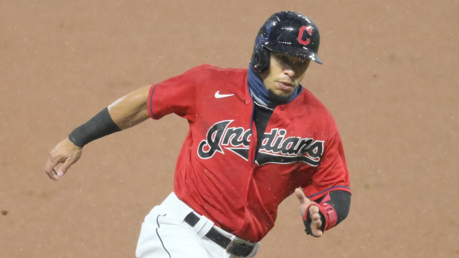 Indians re-sign 2B Cesar Hernandez to one-year deal