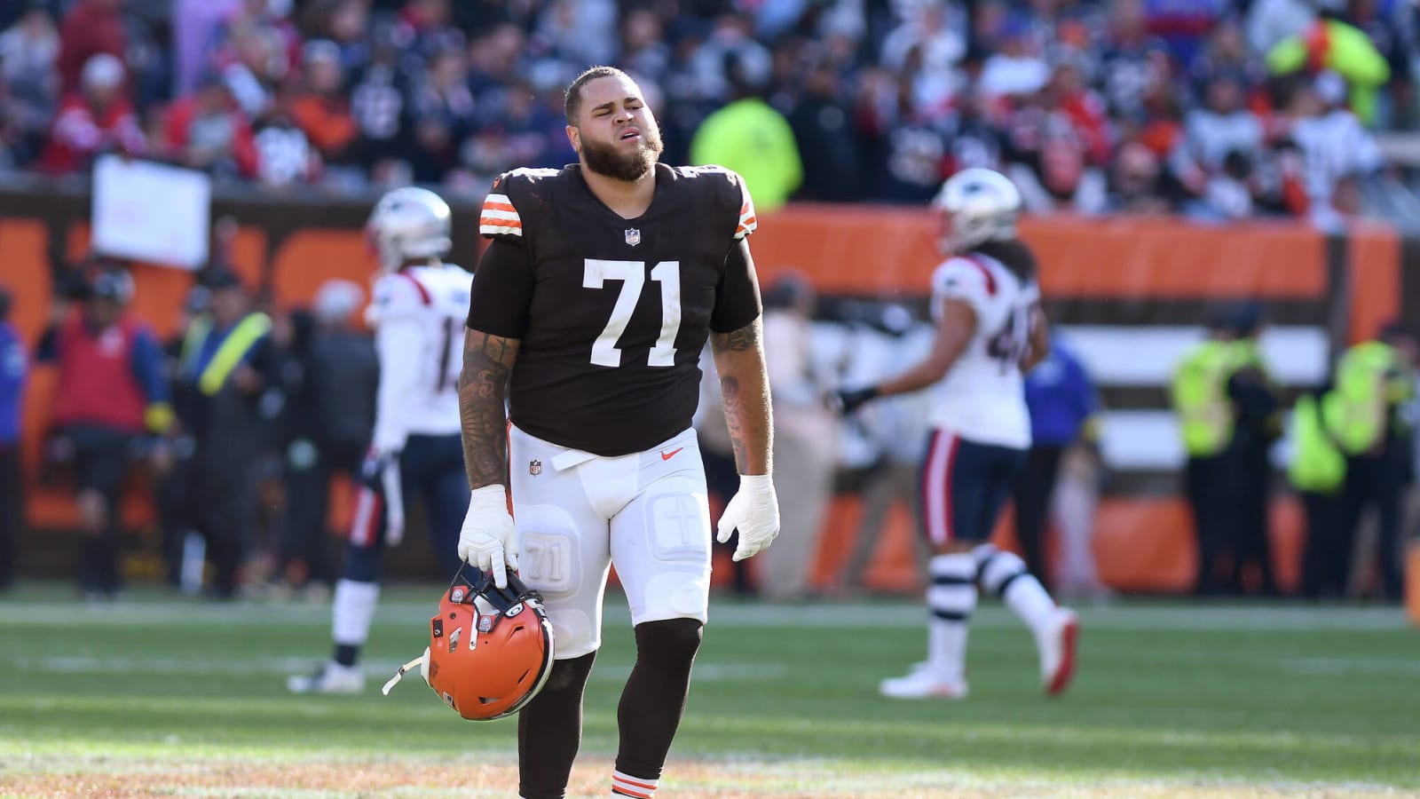 Browns LT Jedrick Wills carted off field with air cast on leg vs Cardinals