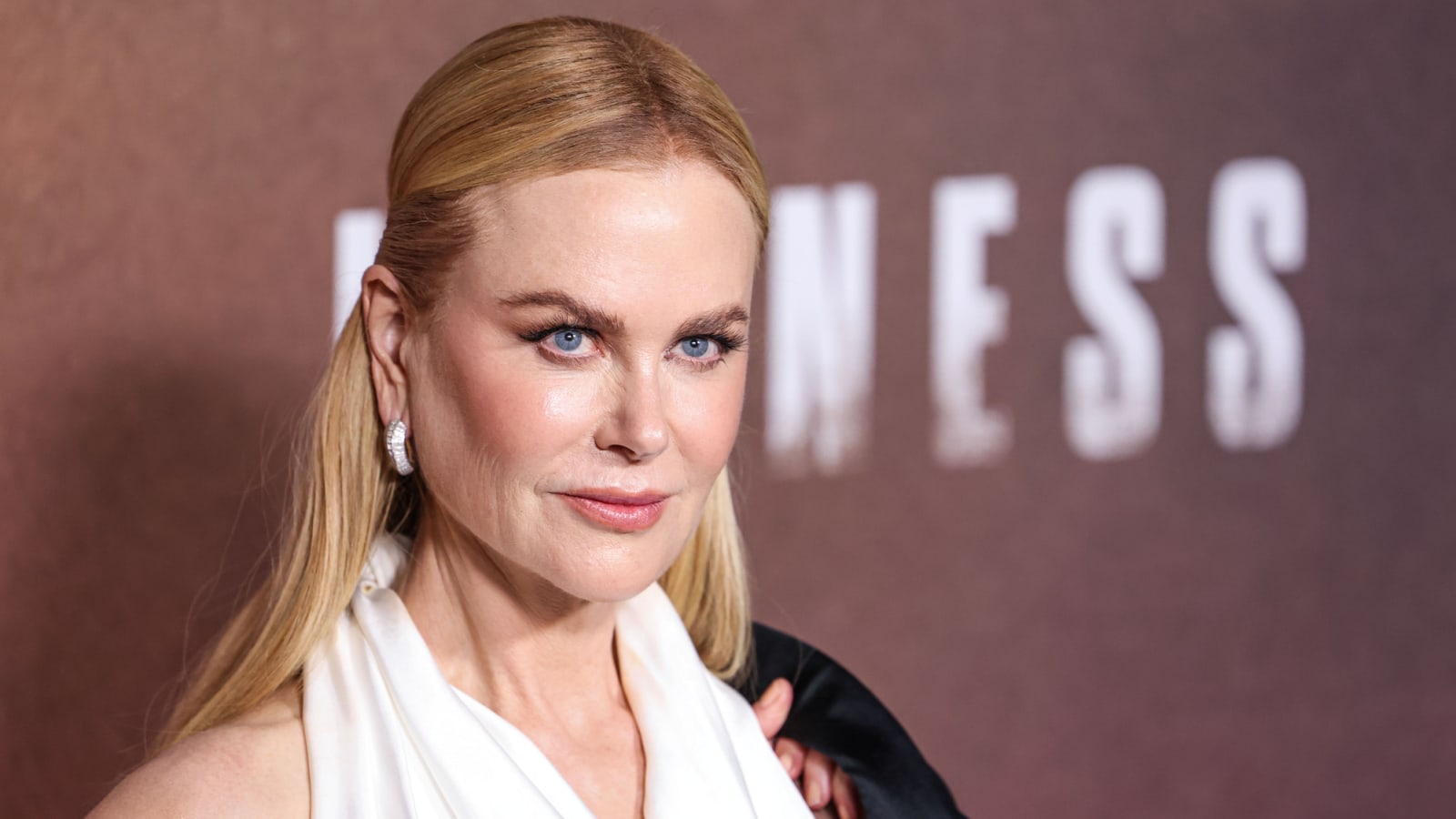 Nicole Kidman &#39;hanging in there&#39; following family death