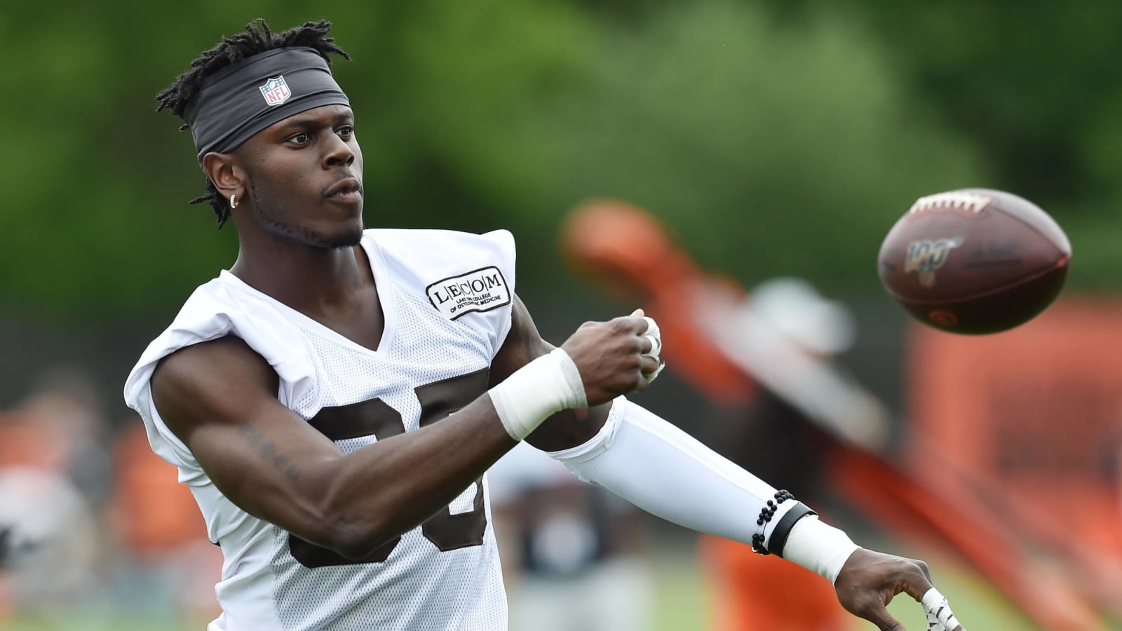 Browns TE David Njoku requests trade, agent says it's in 'best interest to find a new team' 