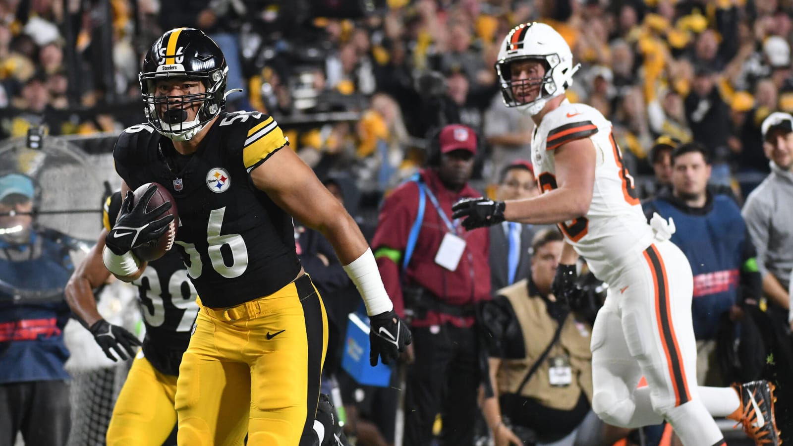 Watch: Browns and Steelers combine for wacky play in error-filled first quarter