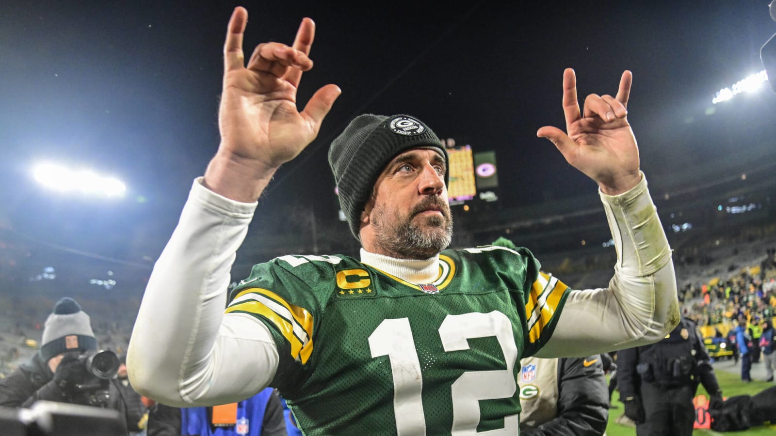 Packers' Aaron Rodgers blasts 'horse----' report about hand signals