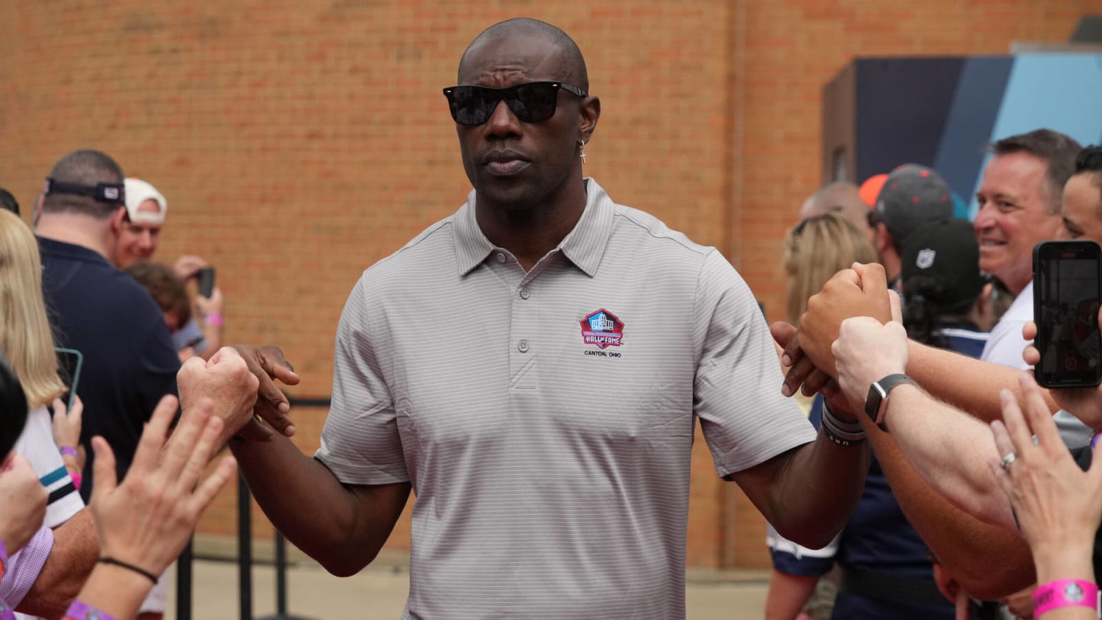 Terrell Owens honors Hugh Douglas as only he can