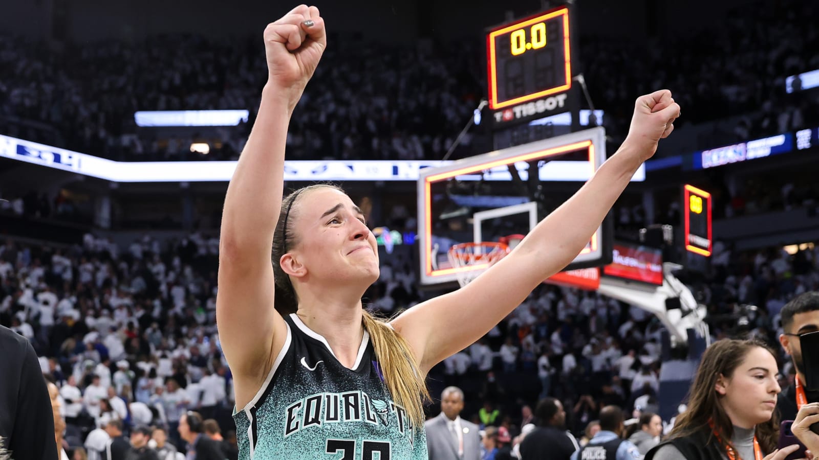 Watch Sabrina Ionescu hits wild gamewinner for Liberty Yardbarker