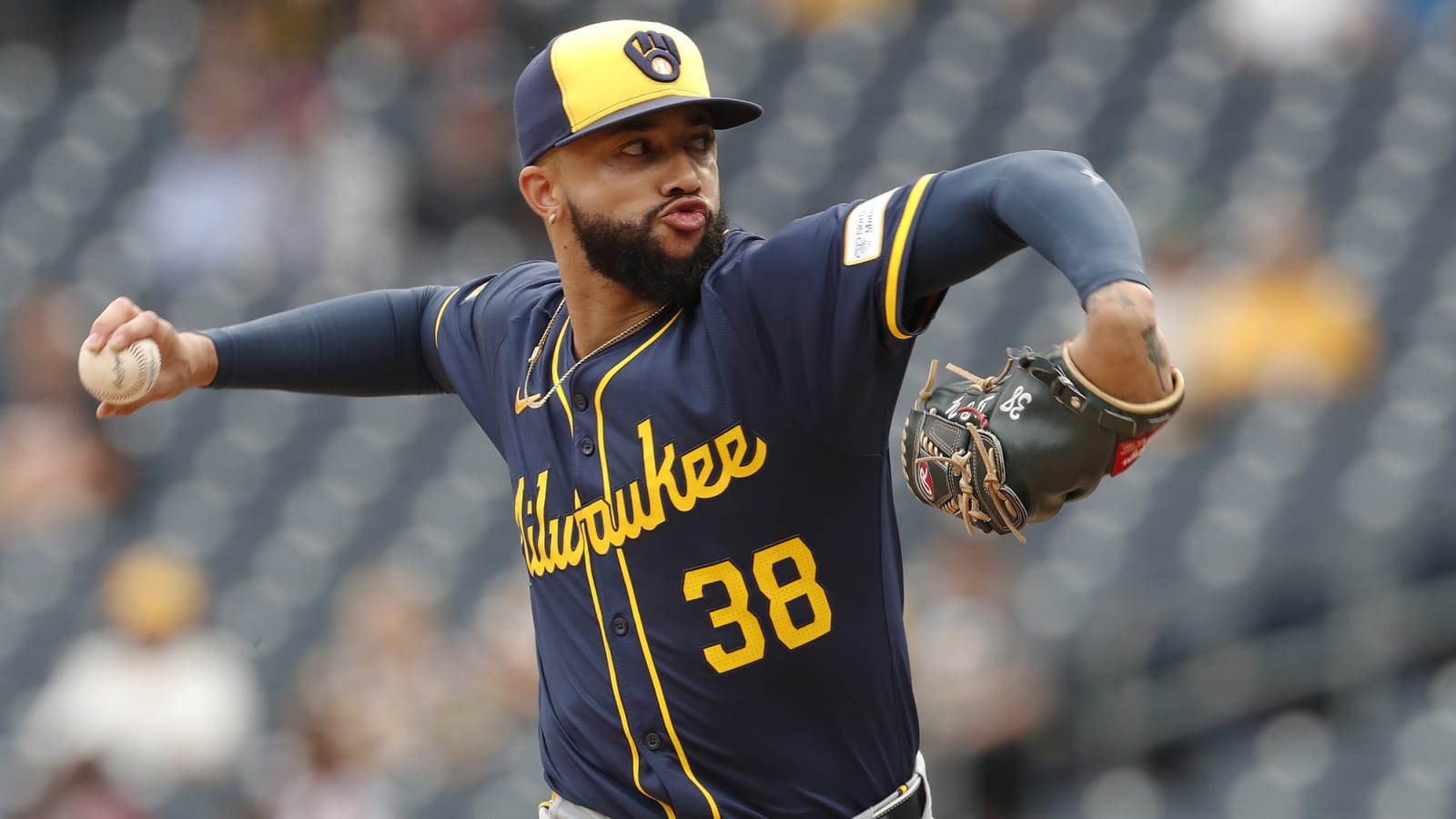 Yankees acquiring star closer from Brewers