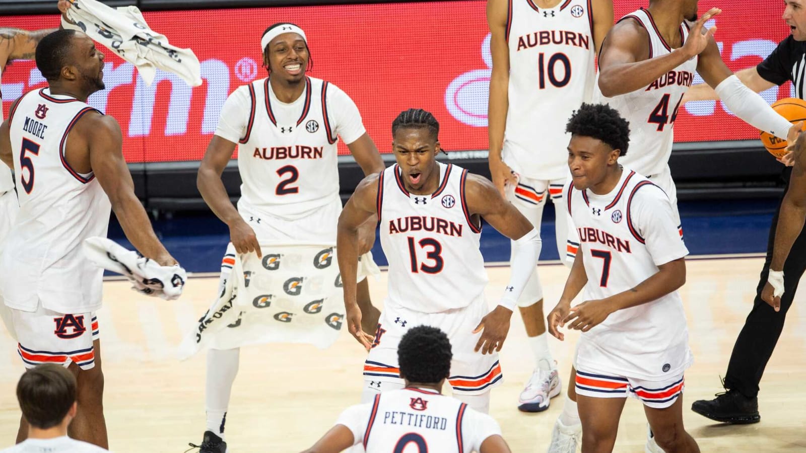Report: 'Scuffle' forces Auburn men's basketball plane to turn back