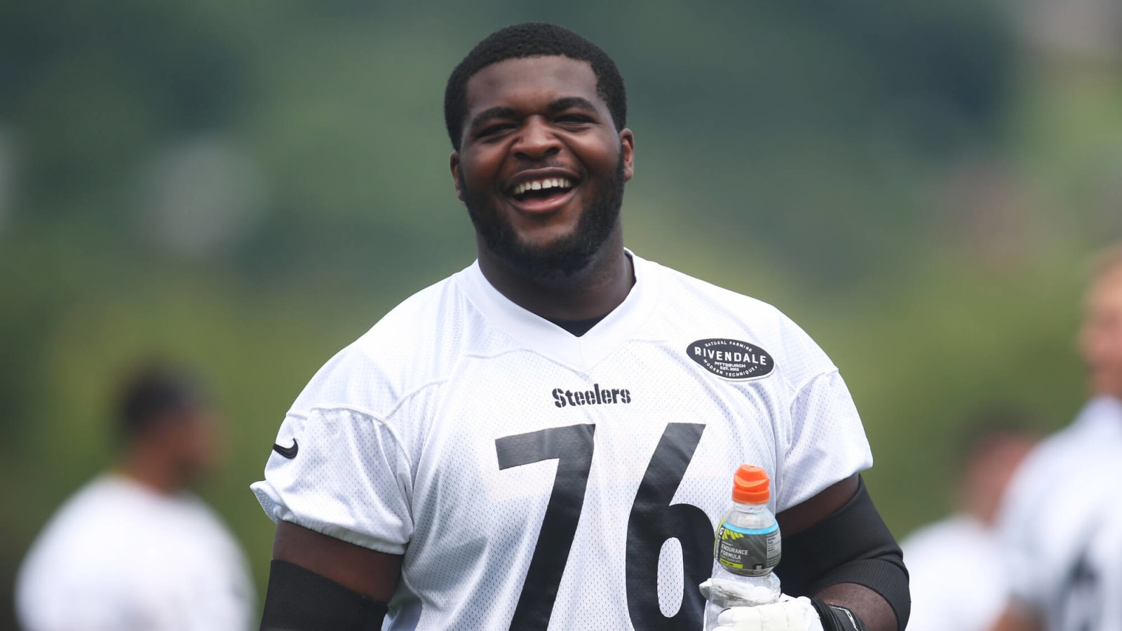 Steelers offensive lineman regrets re-signing with team