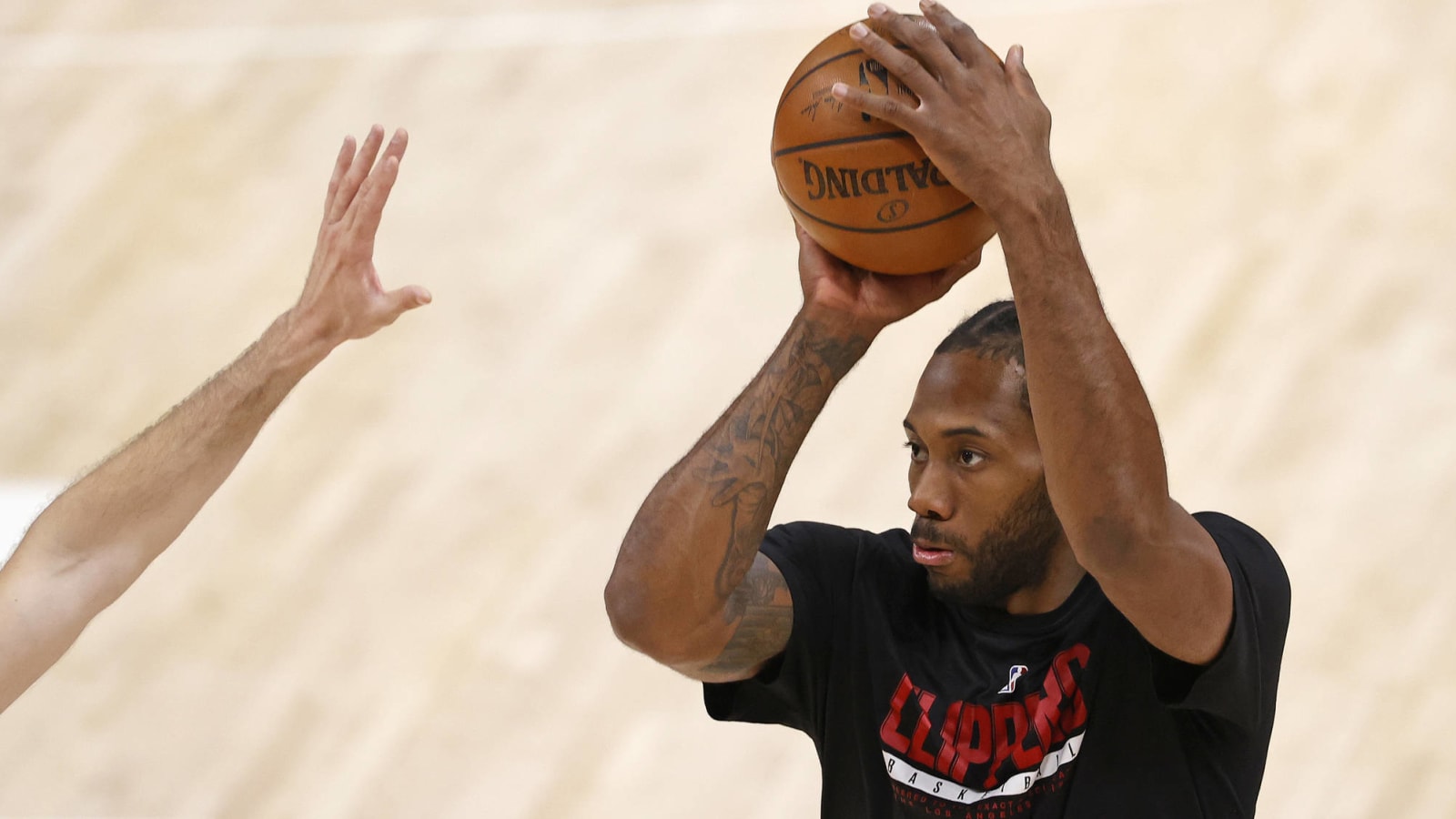 Kawhi Leonard out for Game 2 vs. Suns with knee injury