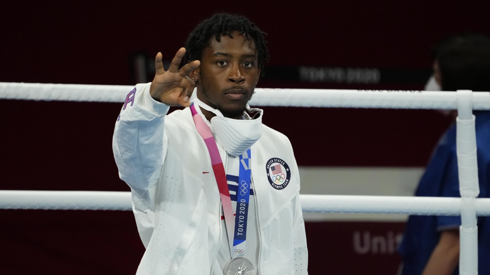 Boxer claims he received racist packages from opponent