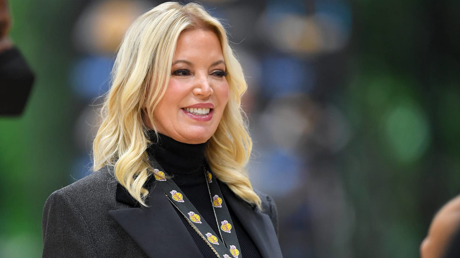 How will Lakers fans respond to Jeanie Buss during upcoming ceremony?