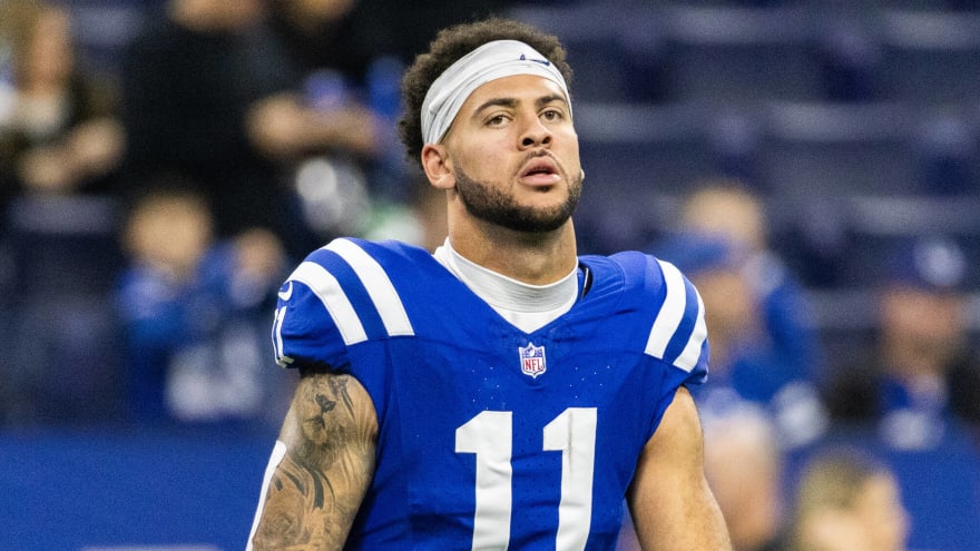 Report: Indianapolis Colts Star WR Michael Pittman Jr. Suffers Scary Injury; Escorted Inside After Collision