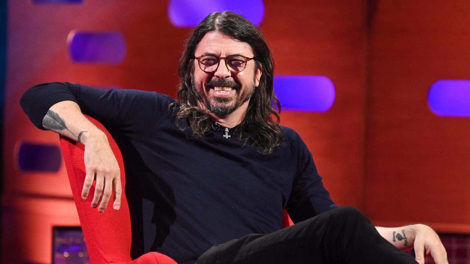 Dave Grohl is willing to bribe any musician who tries to date his daughters